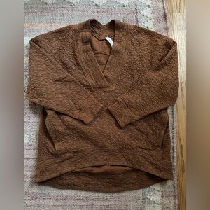 Lululemon women’s v-neck pullover